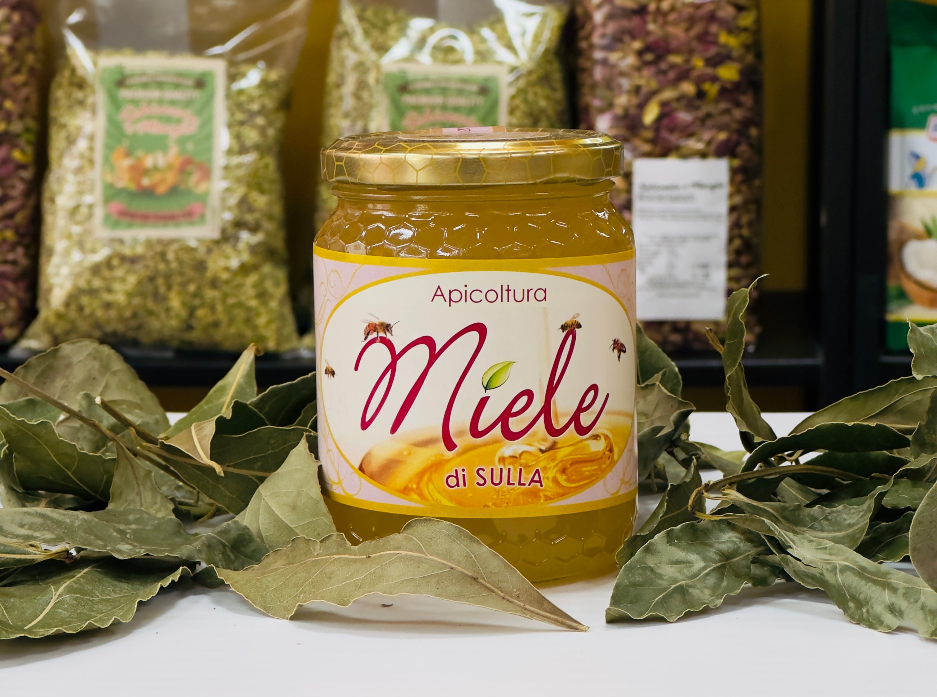 Il miele di sulla è ricco di vitamine (A, B, C), minerali, antiossidanti e ha proprietà antibatteriche e antinfiammatorie