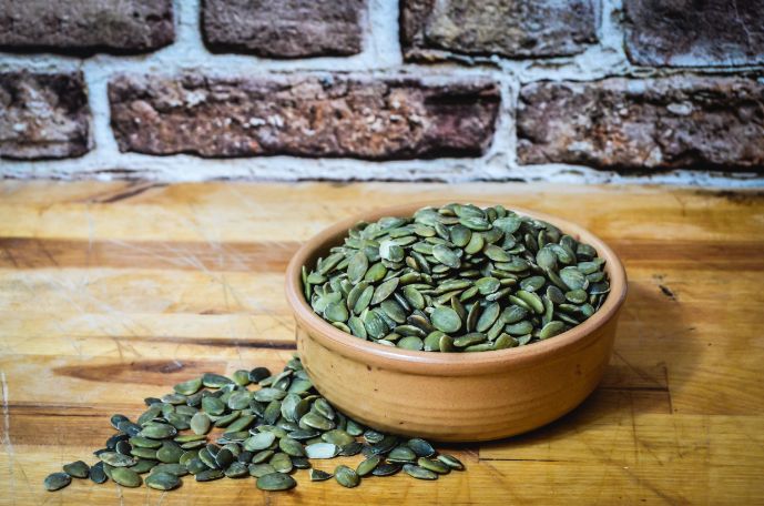 Semi Di Zucca Sgusciati Su Un Fondo Bianco Fotografia Stock - Immagine - Foto 4