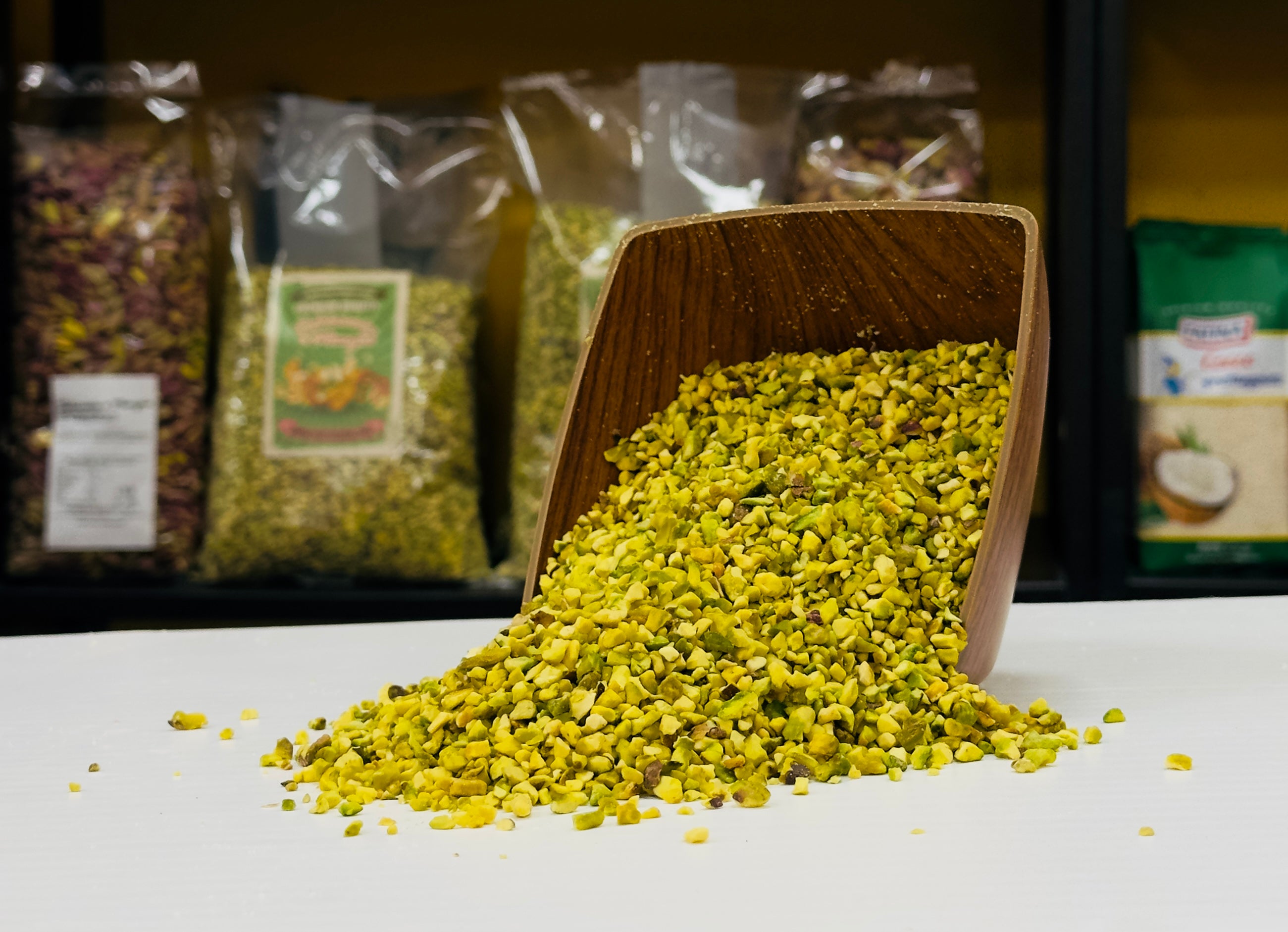 La Granella di Pistacchio è un prodotto estremamente versatile: ottima per arricchire sia i primi che i secondi piatti, è anche una guarnizione ideale per torte,