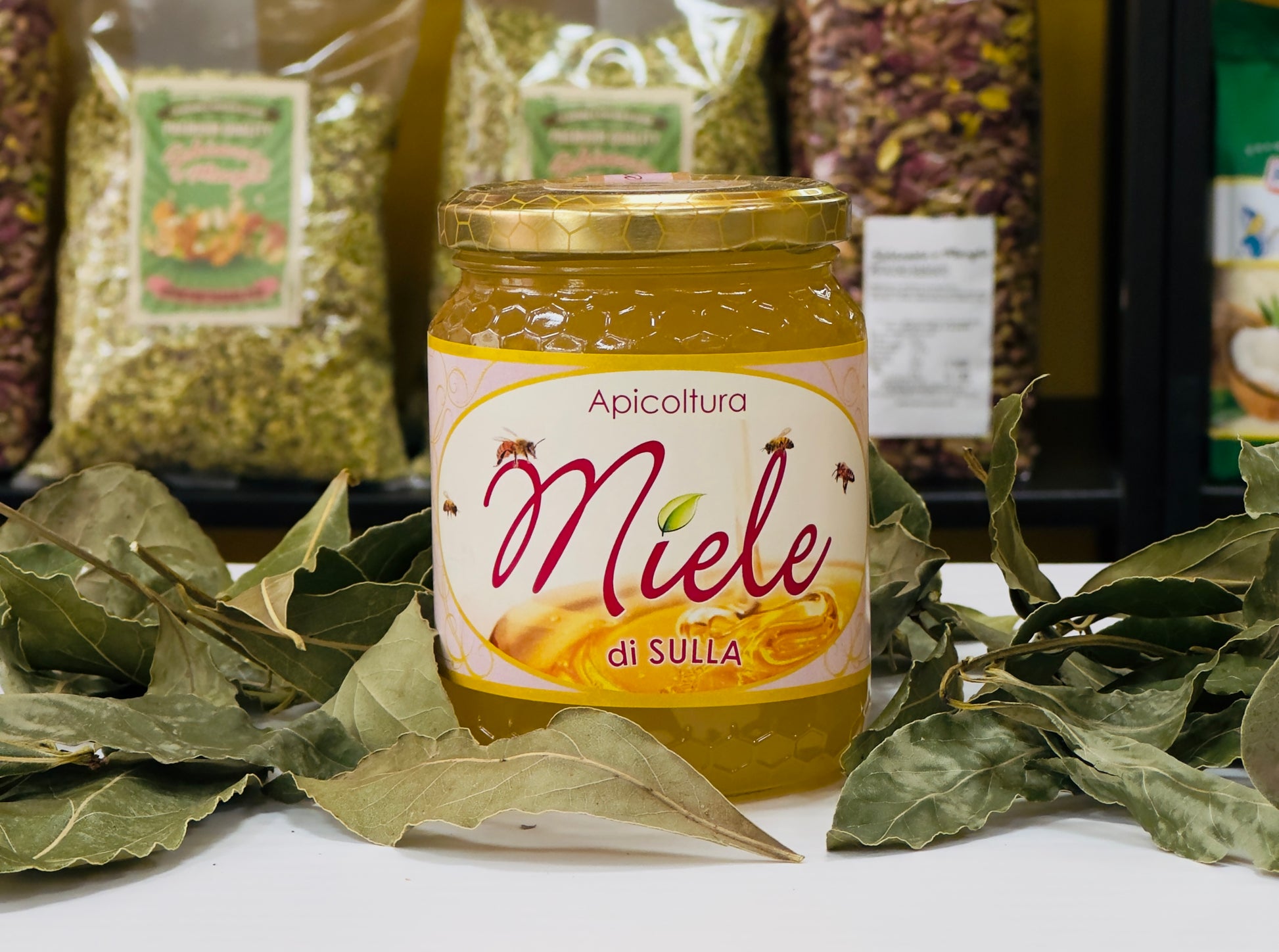 Il miele di sulla  è  ricco di vitamine (A, B, C), minerali, antiossidanti e ha proprietà antibatteriche e antinfiammatorie